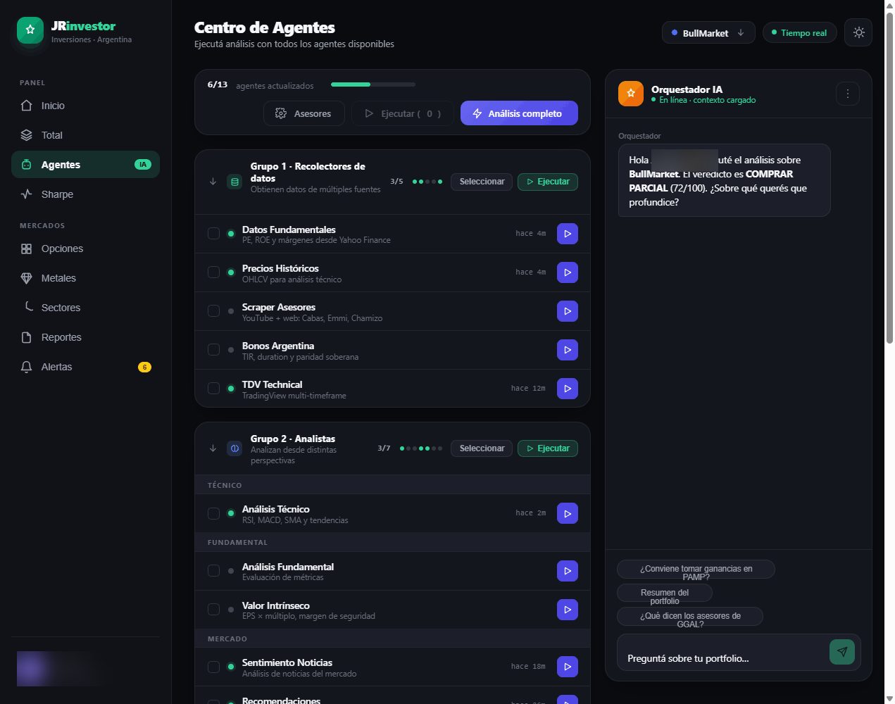 Centro de agentes: los grupos de recolectores y de analistas, cada agente con lo que mira y cuándo se actualizó, y a la derecha el chat del orquestador con su veredicto.